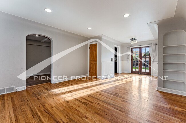 Building Photo - Beautiful Brick Ranch Hilltop Home!