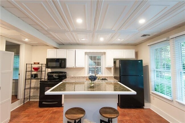 Building Photo - 554 E Main Rd