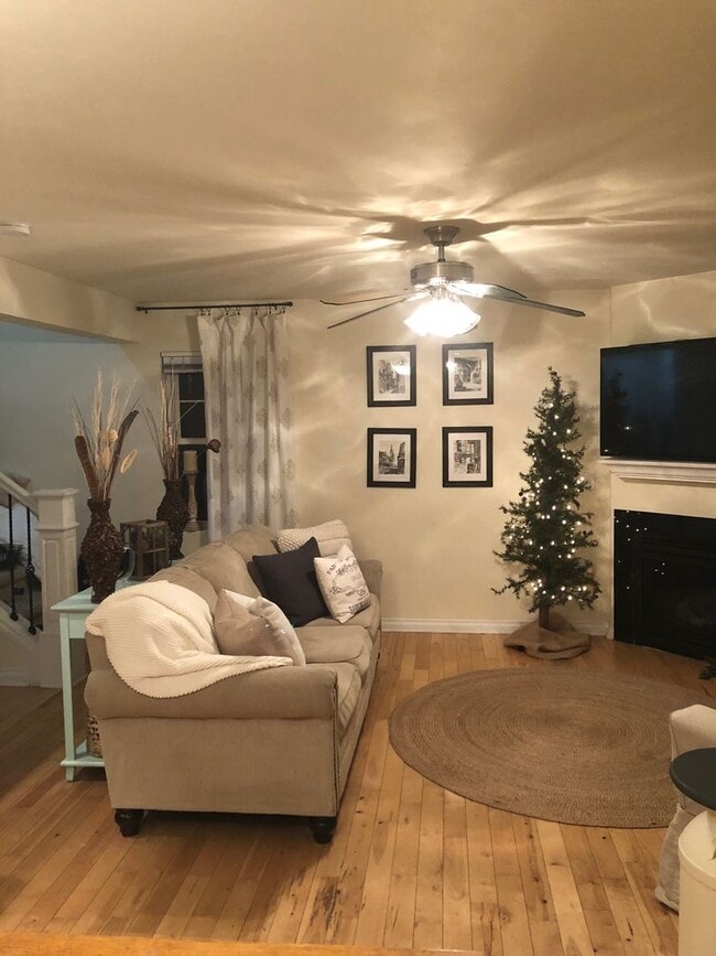 Foto del edificio - Live Large in This Spacious 2BR Townhome –...