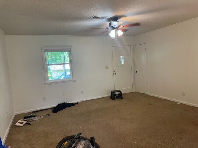 Building Photo - Discover this 3-bedroom, 1-bathroom house in Dover, AR