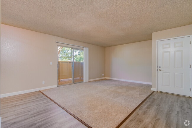 2BR, 1BA - 860 SF - Living Room - Auburn Creek Apartments