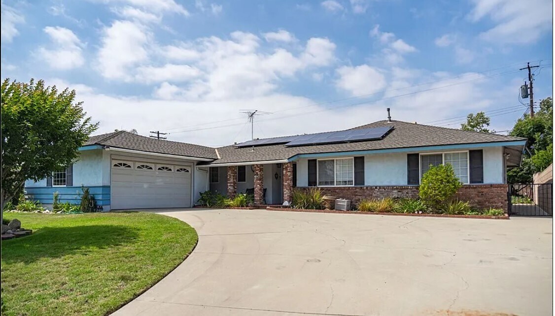 Primary Photo - 1050 W La Deney Dr