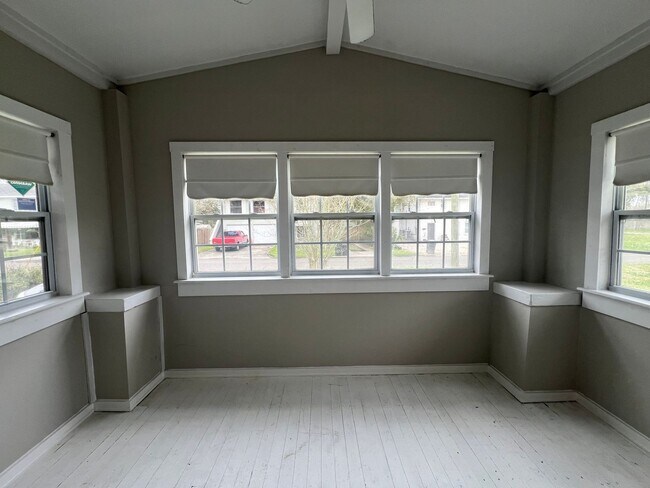 Building Photo - Murray Hill 2/2 Single-Family Home Availab...