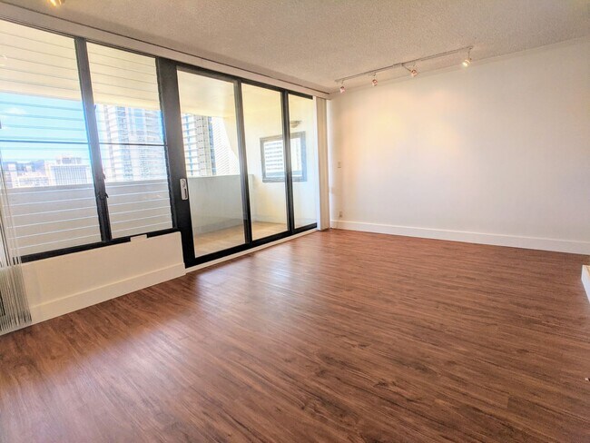 Foto del edificio - Sweeping Views from this partially furnished 1 Bed 1 Bath Condo w/ 1 Covered Parking