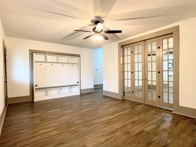 Building Photo - 210 Crescent Dr