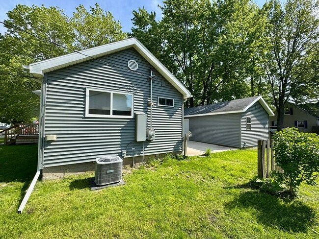 Building Photo - Remodeled 2 bedroom home-Three Oaks