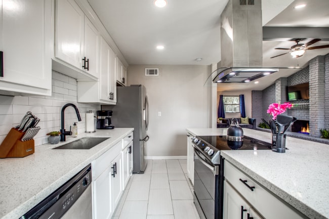 Building Photo - 831 Loganwood Ave