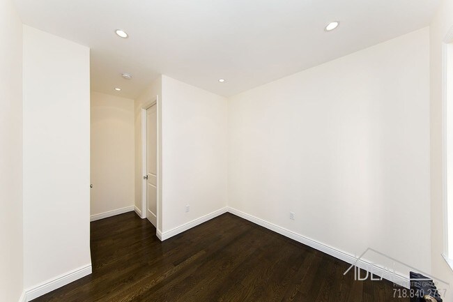 Foto del edificio - 46 Linden Blvd