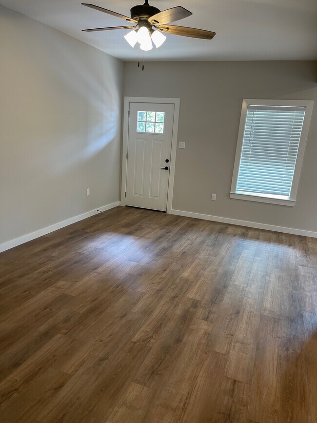 Foto del edificio - 108 N Hazel St