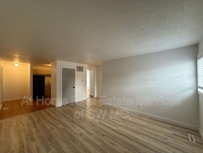 Foto del edificio - 3342 E Linwood St