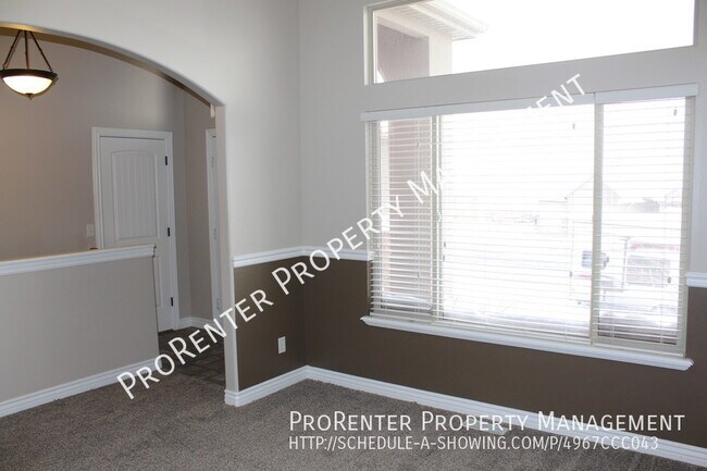 Foto del edificio - Spacious 5 Bedroom, 3 Bath Perry Home