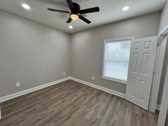 Foto del edificio - 2730 Fernwood Rd
