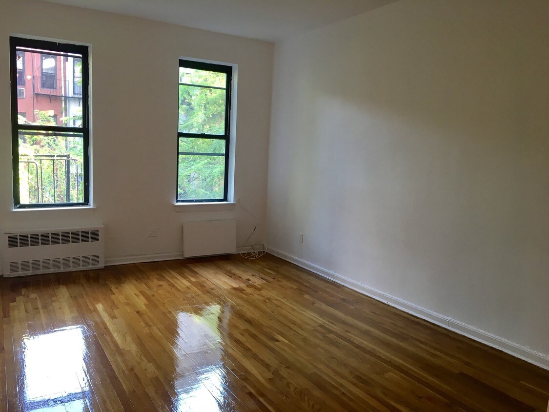 Foto principal - 410 E 83rd St