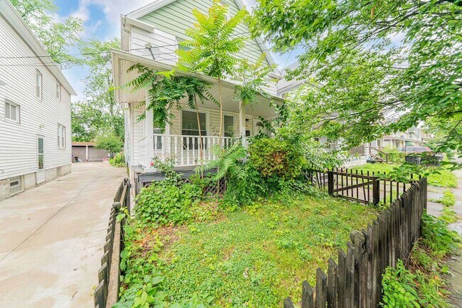 Building Photo - Beautifully Renovated Home in Prime Location