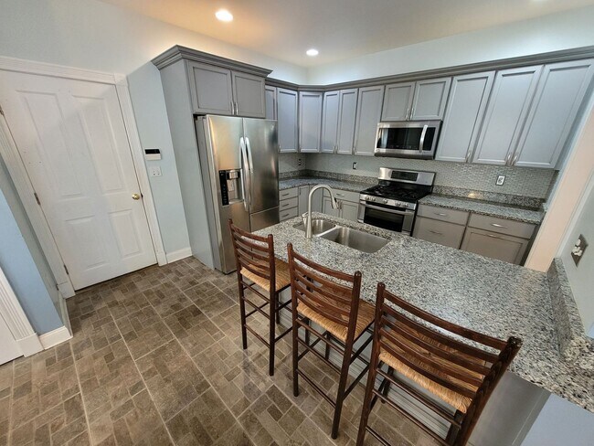 Building Photo - $4200 - 4 Bed / 2.5 Bath Single Family Home in Merrimack on a Cul-de-sac!