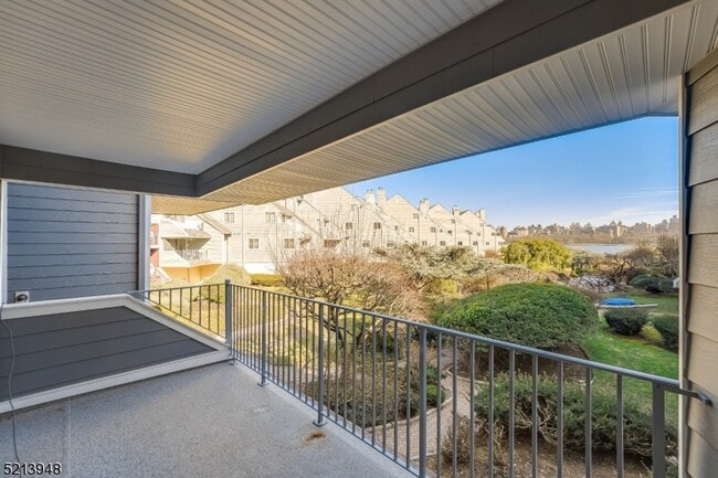 Building Photo - 11 Riverview Cir