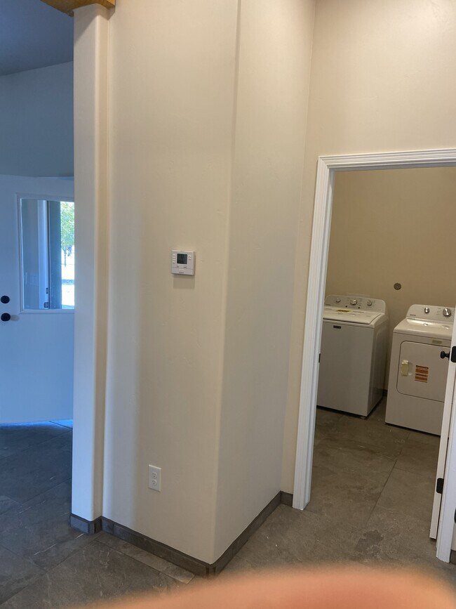 Foto del edificio - 1011 Wiley Ave