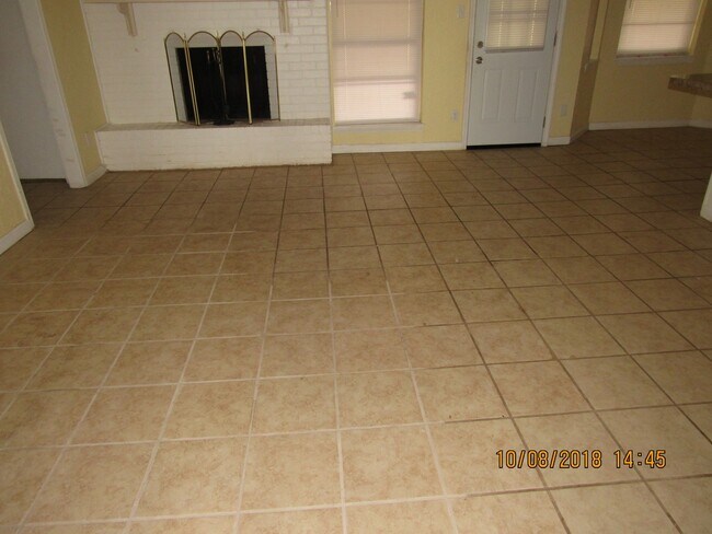 Building Photo - PETS NEGOTIABLE WITH OWNER APPROVAL!!!
