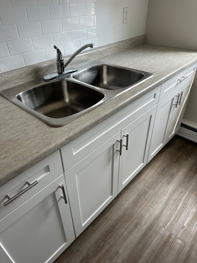 Building Photo - GREAT VALUE FOR 2 BEDROOM TOWNHOME IN NORTH LONDON