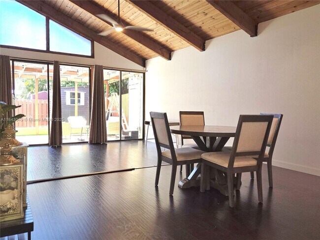 Foto del edificio - 6151 NW 33rd Way