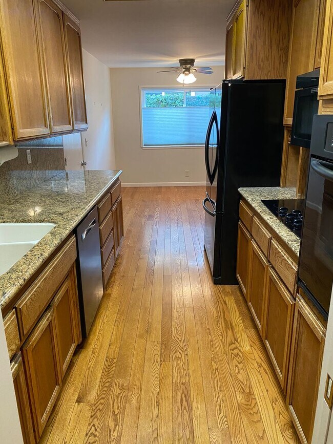 Foto del edificio - Well maintained 3 bed 2 bath home in Thousand Oaks neighborhood available!