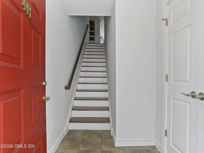 Foto del edificio - 453 E Putnam Ave