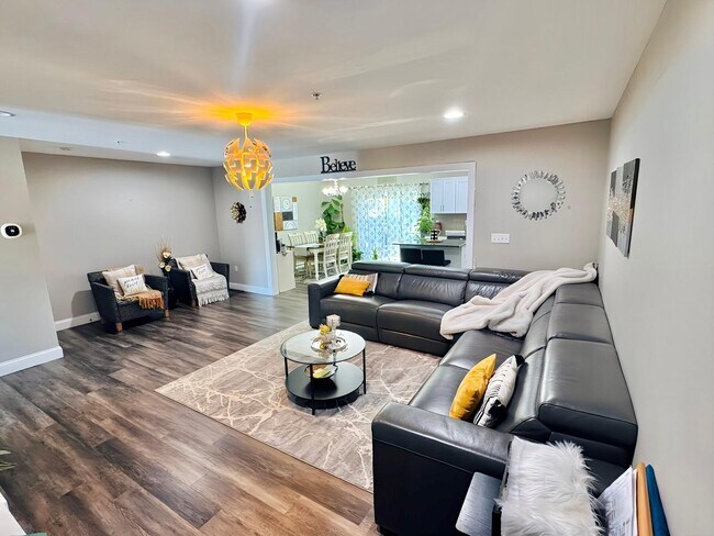 Foto del edificio - 331 Briar Ridge Cir
