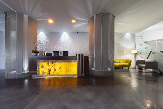 Building Photo - Gorgeous 2/2 Condo in the Heart of Midtown...