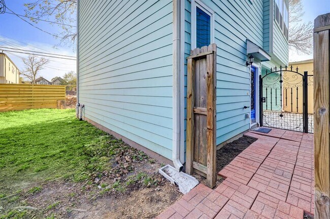 Building Photo - 516 W 28th St