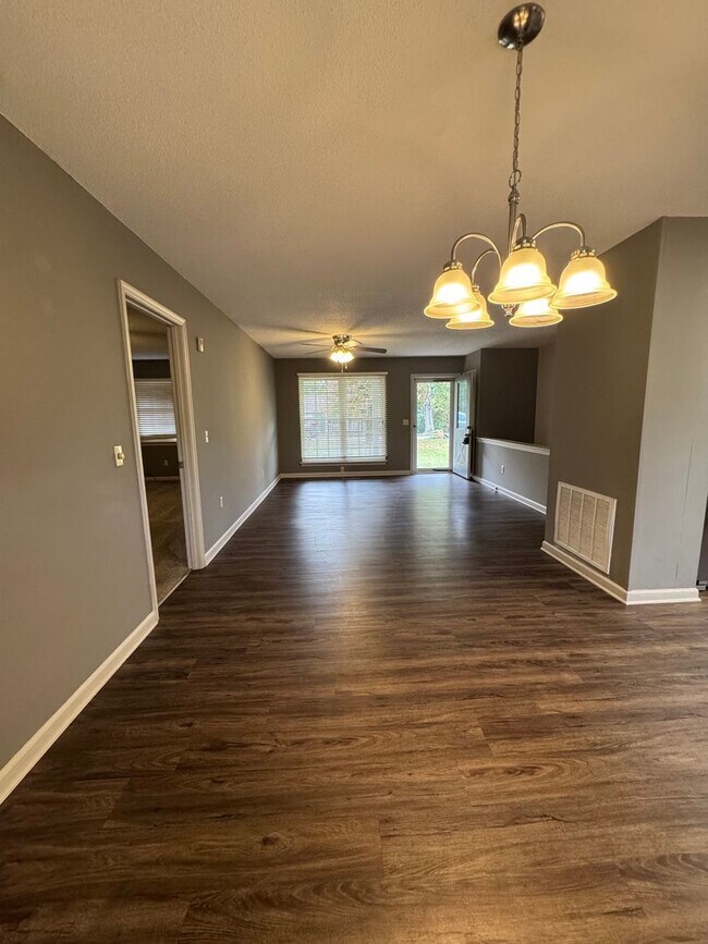 Building Photo - Spacious 3 bedroom 3 bath beautiful home w...