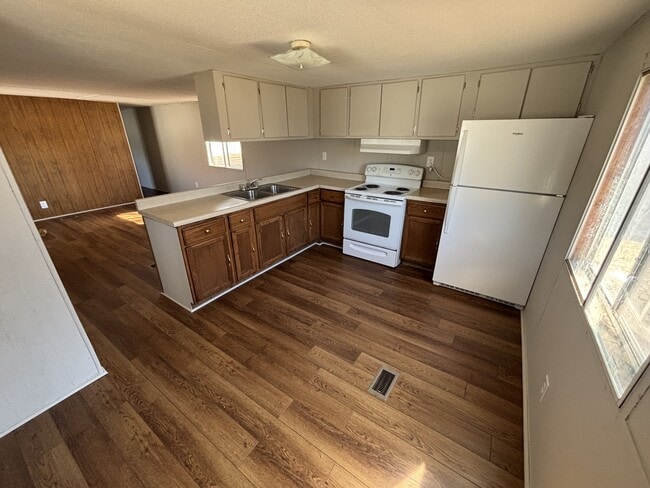 Foto del edificio - 300 Ricks Rd