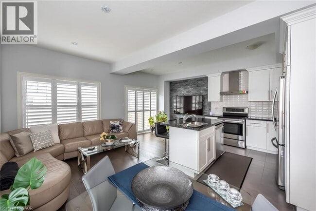 Building Photo - 98 Shoreview Pl