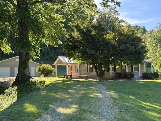 Amazing house seat, off of road with private driveway and 2-car garage - 9603 Alley Branch Rd