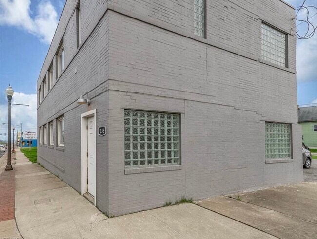 Building Photo - 235 E State St