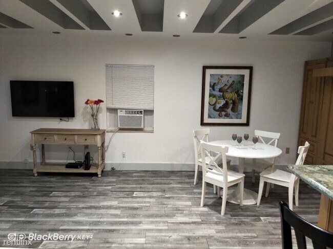 Foto del edificio - 3411 N Surf Rd