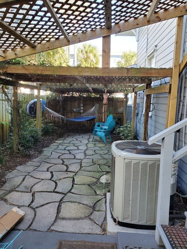 Building Photo - Secluded 1/1 located within walking distance of Jacksonville Beach! Pet Friendly, Lawncare Included!
