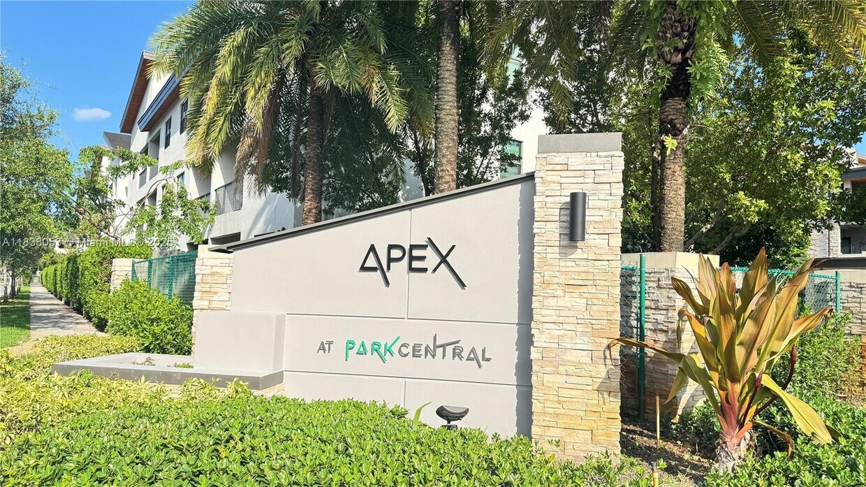 Foto principal - 8005 NW 104th Ave