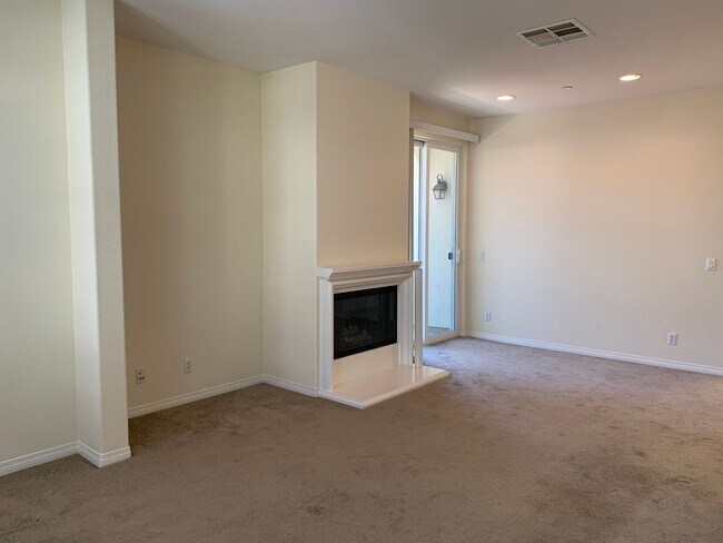 Building Photo - Enchanting 4 bedroom/2.5 bath property in the heart of Claremont Village