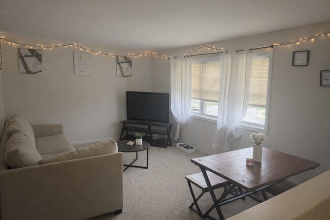 Foto del edificio - Charming 3 Bedroom, 2 Bath End Row Townhouse in Millersville - In-unit Laundry