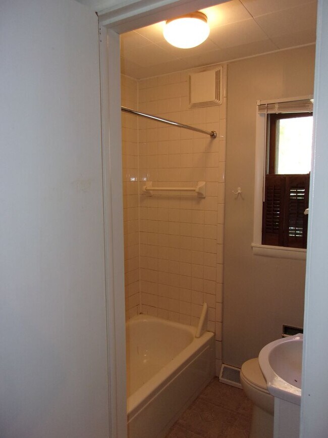 Building Photo - PRELEASING for AUGUST! Close to Campus