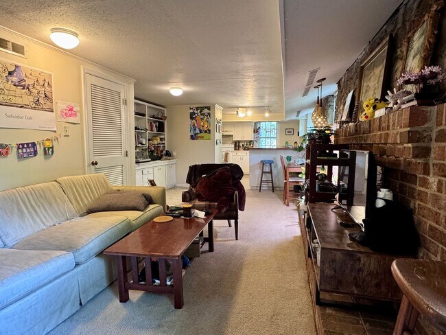 Building Photo - Charming Lower-Level Unit with Mid-Century Personality