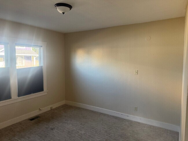 Foto del edificio - Rare opportunity to lease a versatile mixed-use property in the heart of Milwaukie!