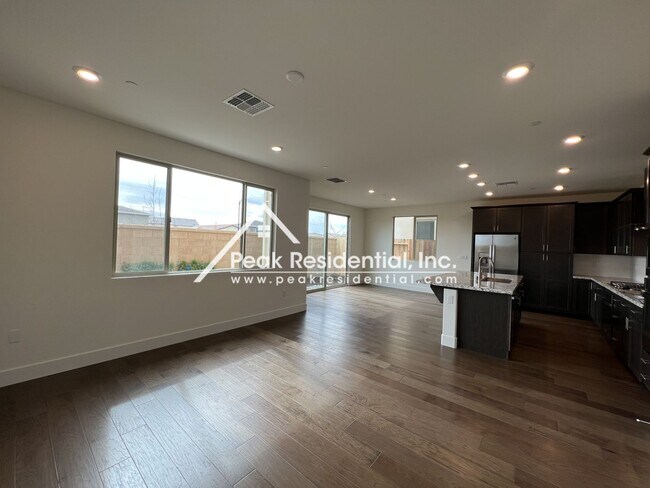 Foto del edificio - Beautiful Elk Grove 3bd/2.5ba Home with 2 ...