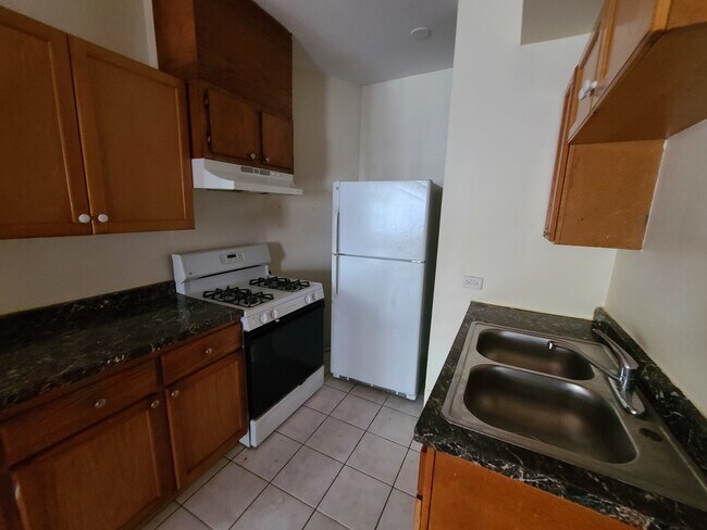 Building Photo - 1403 W Diversey Pkwy