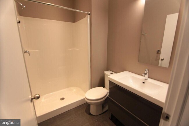 Foto del edificio - 1856 Willington St