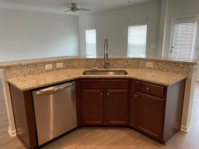 Foto del edificio - 4 Bedroom 2.5 Bath House in Liberty Villag...