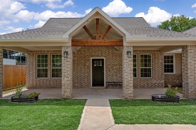 Building Photo - 24738 Roscommon Ln