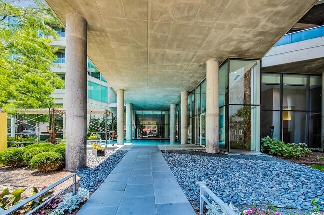 Foto del edificio - 1720 Maple Ave
