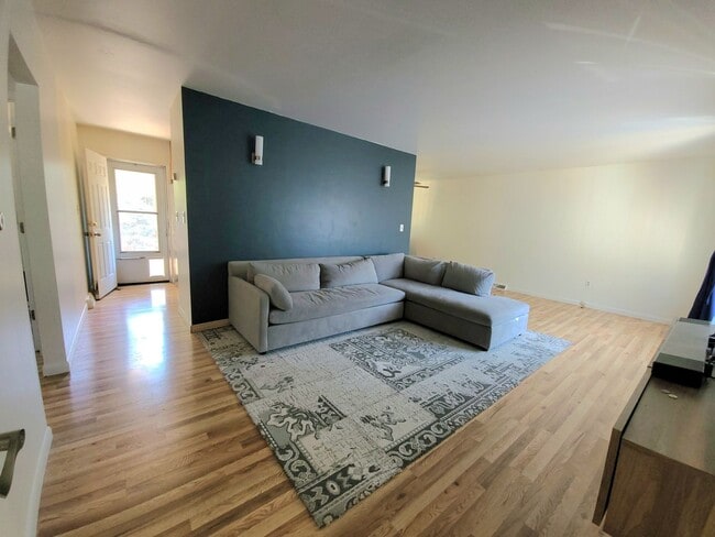 Building Photo - West 20th Apartment in Great Location