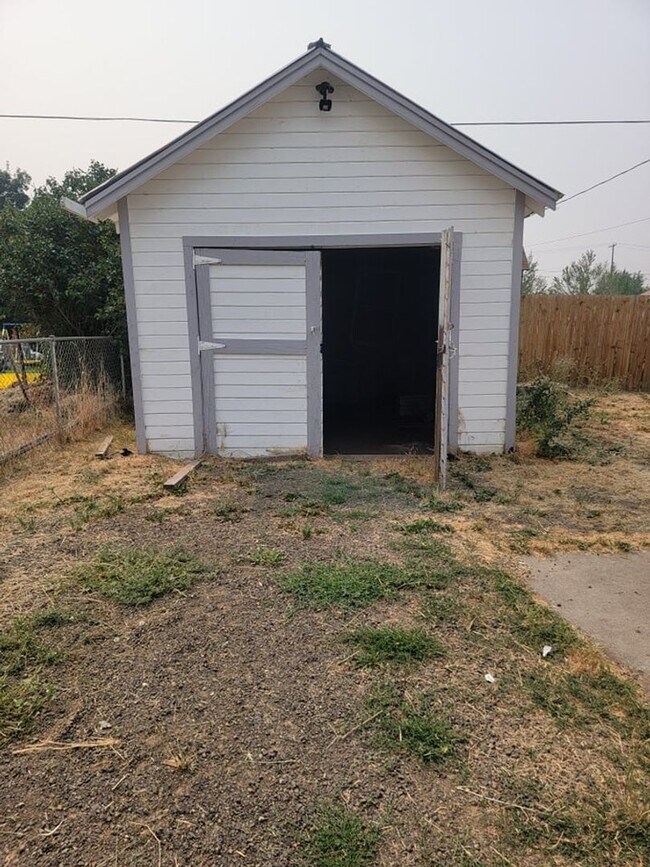 Building Photo - 3 Bed/a bath home available now.